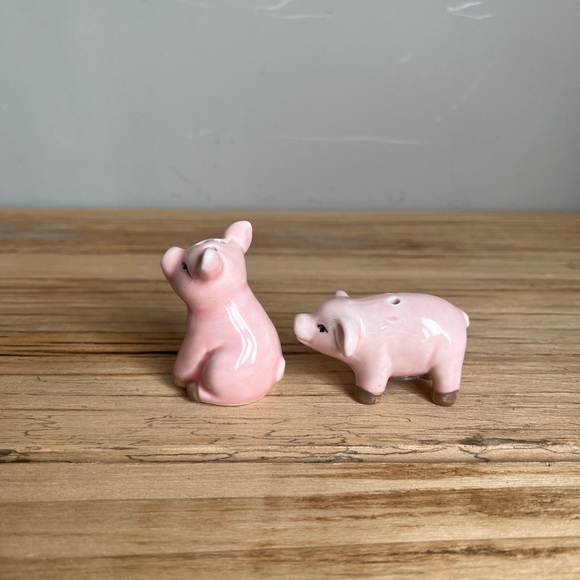 2/$15 Ceramic pink piggy salt and pepper shakers - Picture 2 of 7